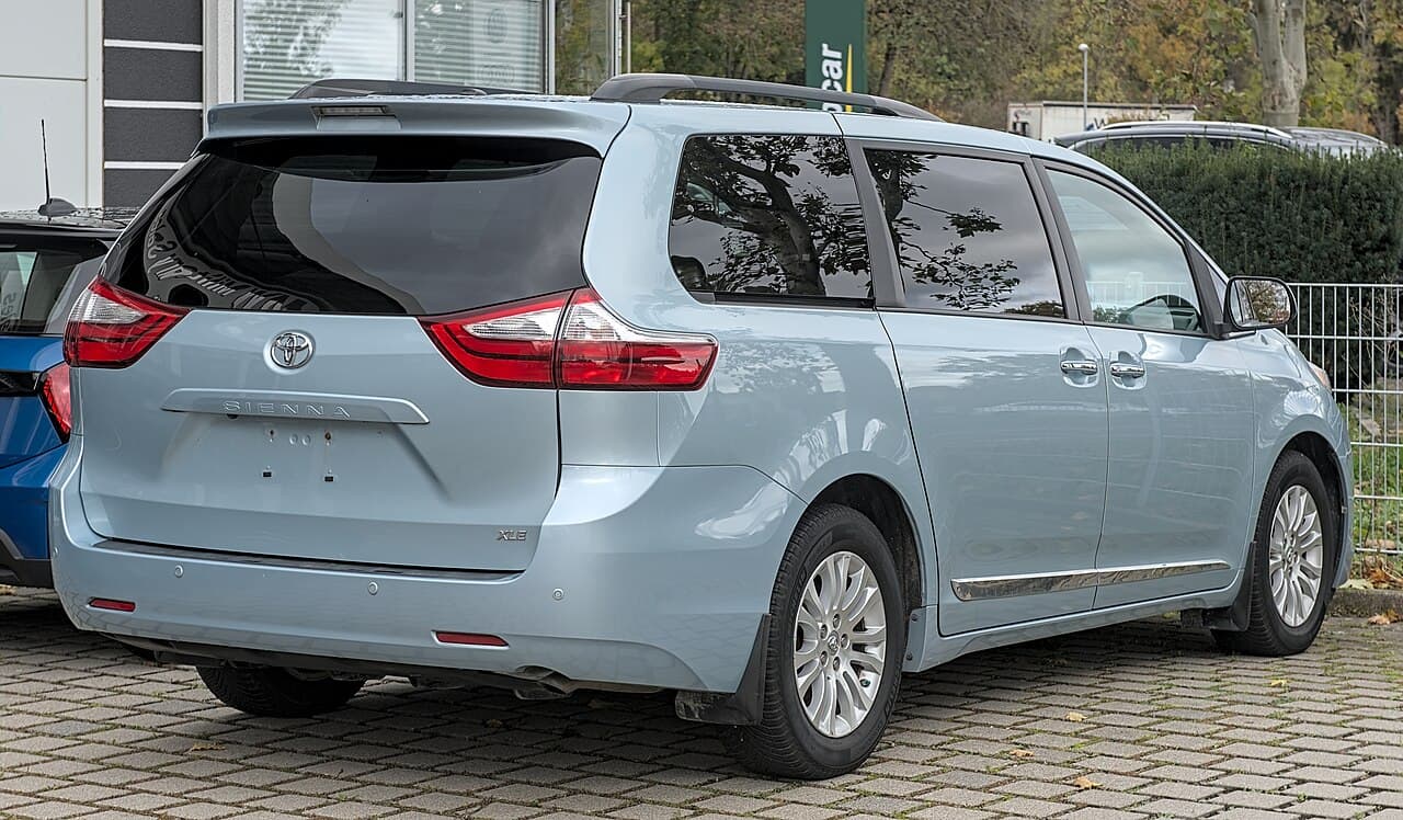 Toyota Sienna — photo: Alexander Migl (CC BY-SA 4.0, Wikimedia Commons)