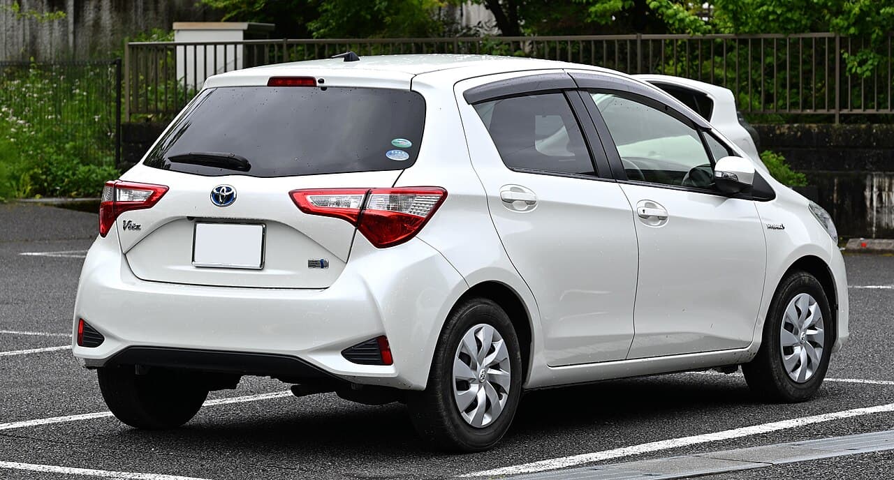 Toyota Vitz — photo: TTTNIS (CC0, Wikimedia Commons)